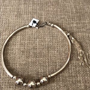 I’m selling a round necklace